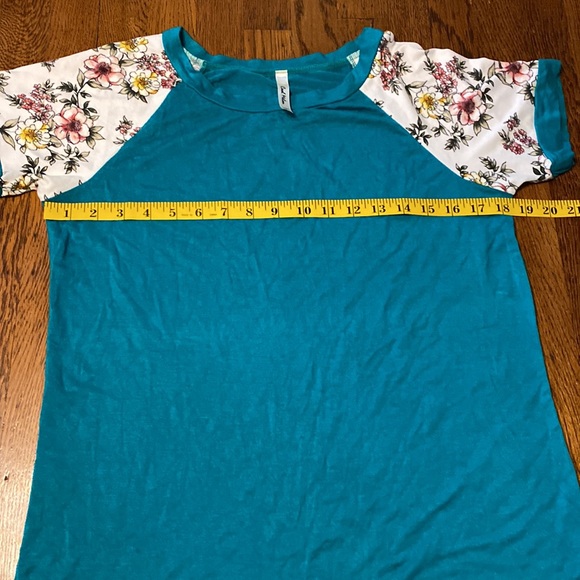 Medium Teal Floral Pattern Crew Neck Long Length Short Sleeve Shirt - Picture 3 of 7